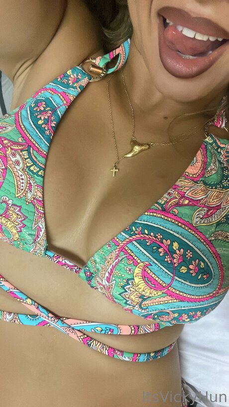 Itsvickyhun onlyfans model images