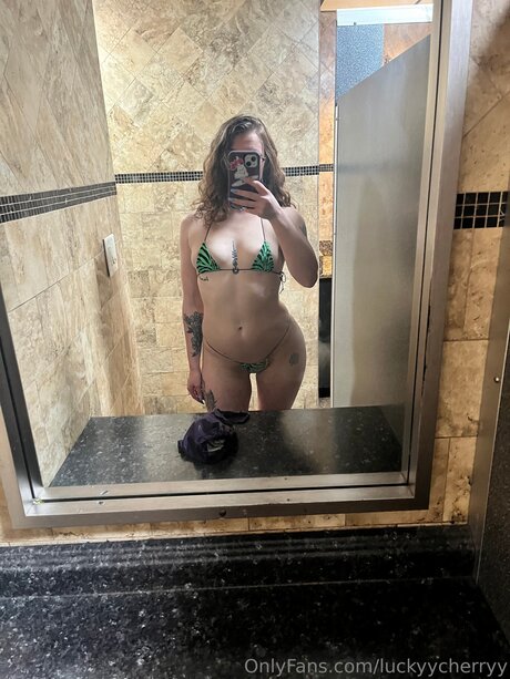 Luckyycherryy desnuda onlyfans
