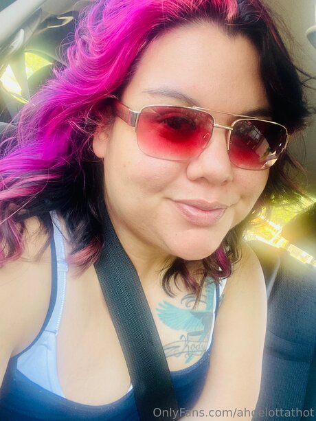 Ahoelottathot onlyfans images