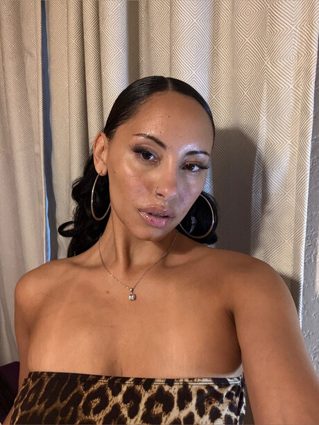 Bustynikki onlyfans model