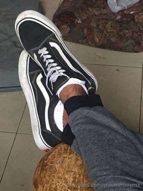 Sneakerboymx topless onlyfans