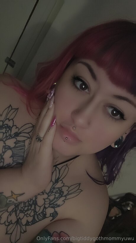 Bigtiddygothmommyuwu onlyfans nude leak