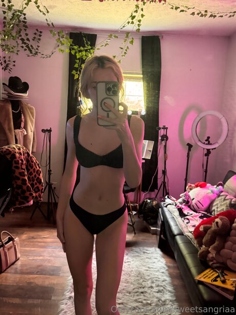 Sweetsangriaa onlyfans model images