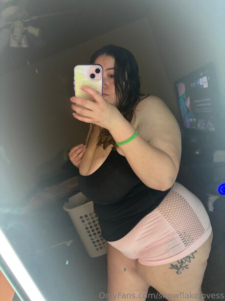 Snowflakelovess onlyfans strip tease