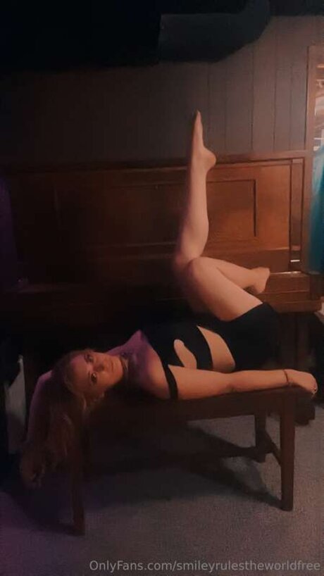 Smileyrulestheworldfree free onlyfans