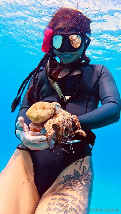 Tkhoneybun onlyfans leaked.