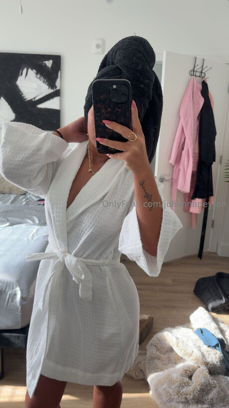 Juliannapeyton Profile pic