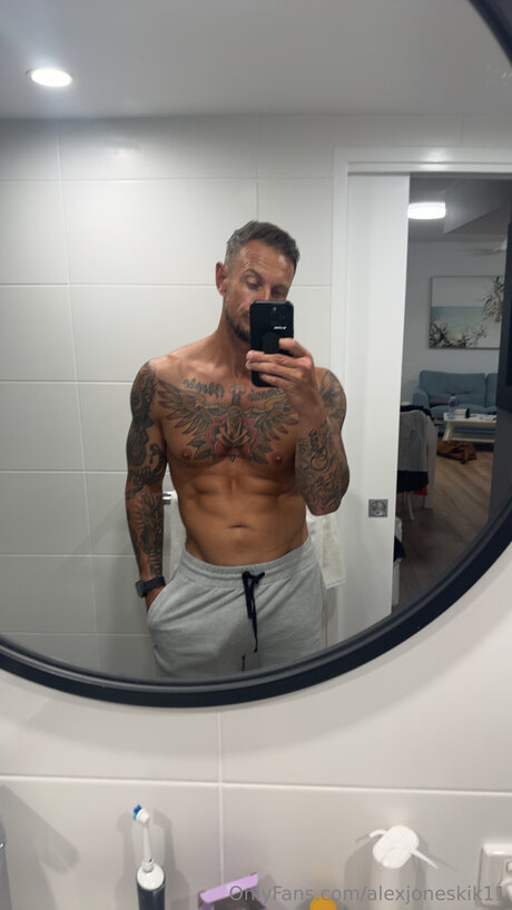 Alexjoneskik11 onlyfans posts