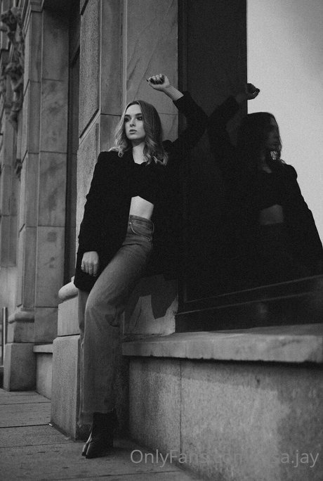 Elsa Jay Profile pic