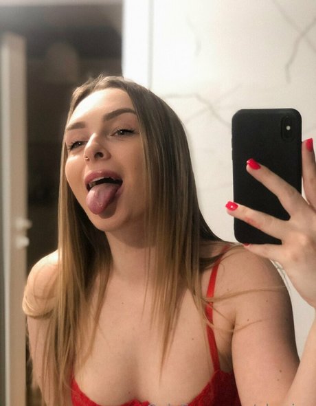 Elsa Jay onlyfans lesk