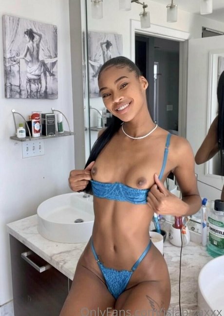 islabizaxxx onlyfans desnuda