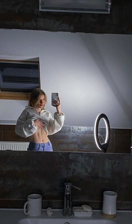 Mira Szalma on onlyfans