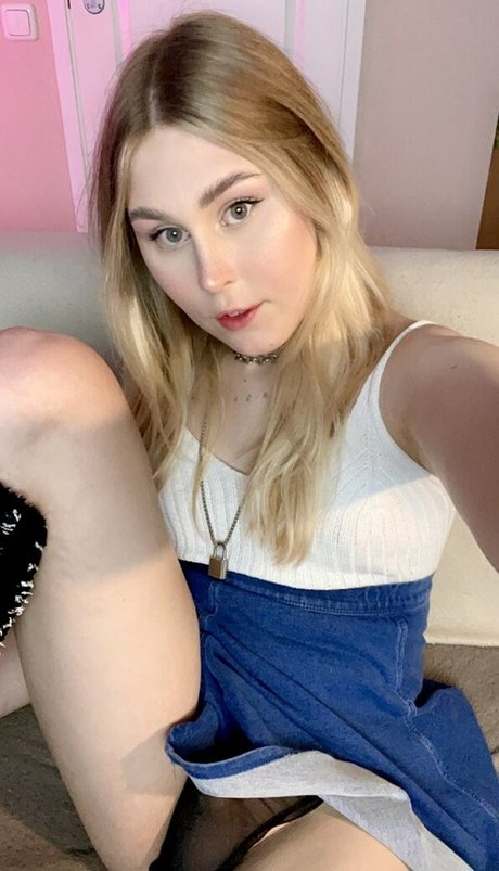 Eva Ellary topless onlyfans