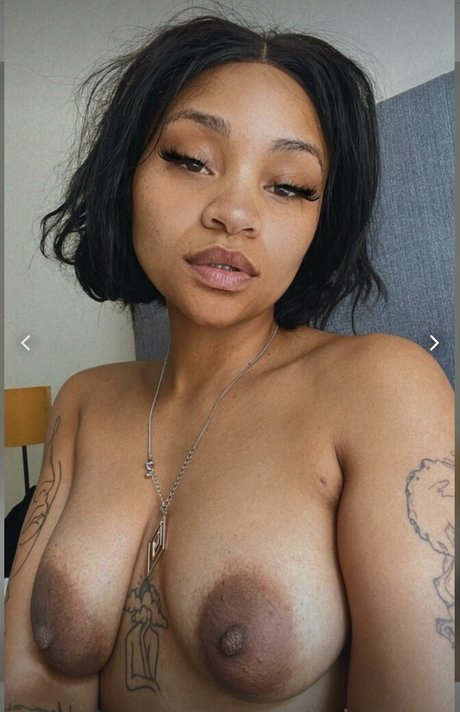 Arrie Cakes onlyfans topless