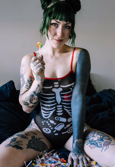 helloyelow onlyfans leaked tits