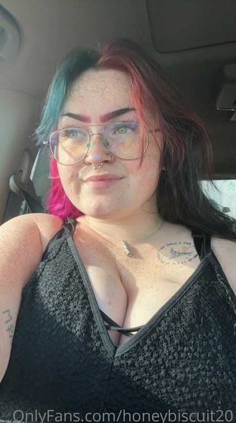 honeybiscuit20 only fans photos
