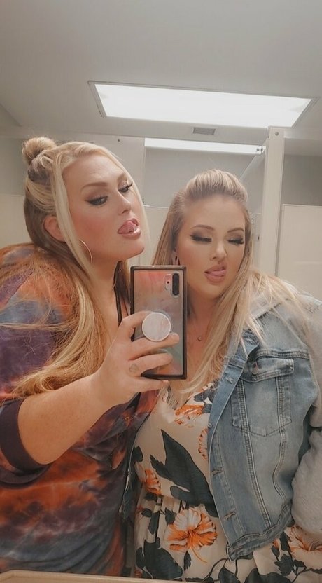 lindseefoxxx onlyfans topless