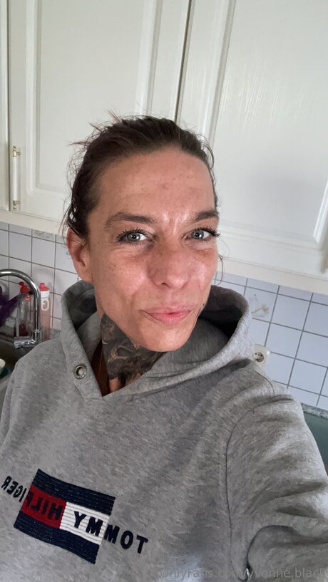 Yvonne Black onlyfans leajs