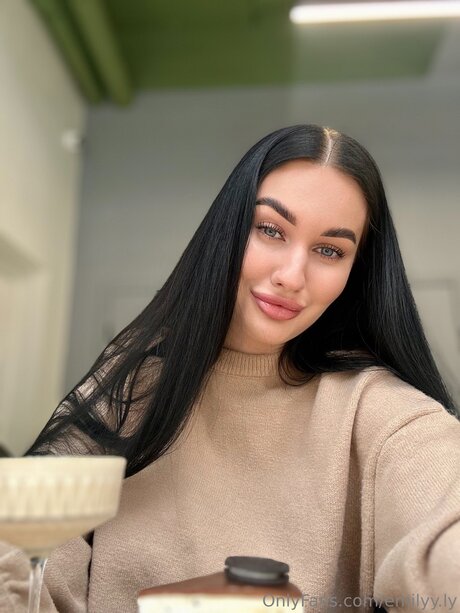 Emilyy Ly onlyfans leaj