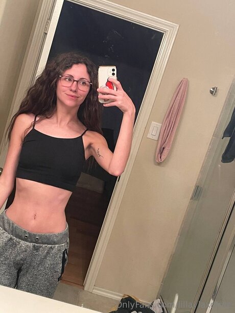 Lillaylaxofree onlyfans nude pictures