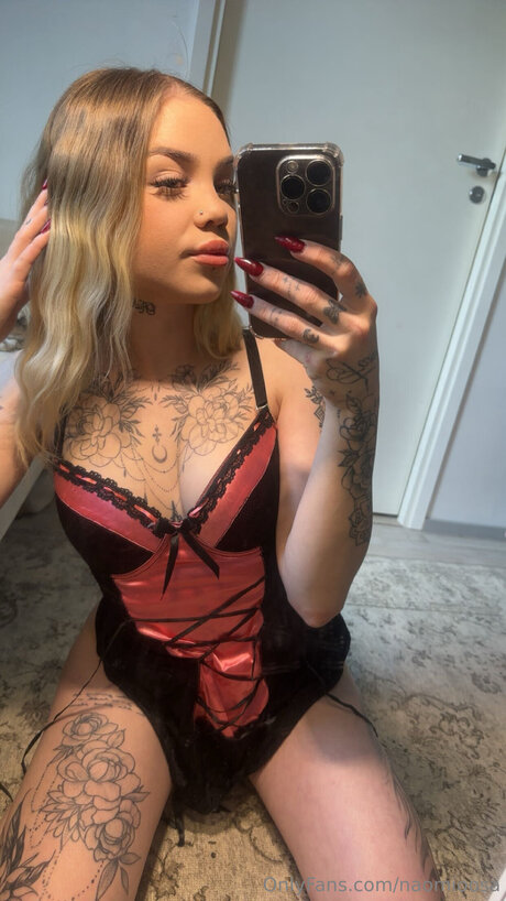 Naomioosa topless onlyfans