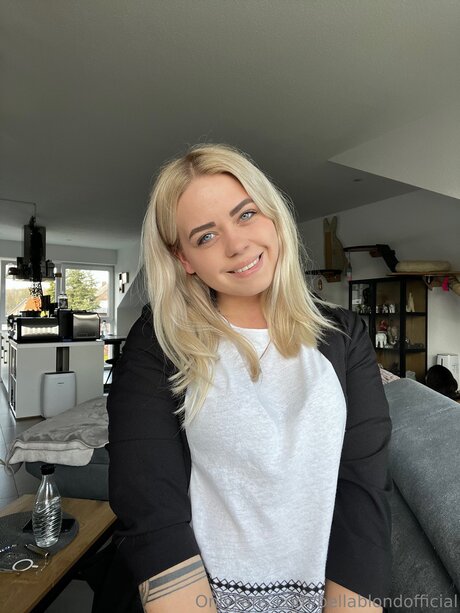 Bellablondofficial onlyfans leaked.