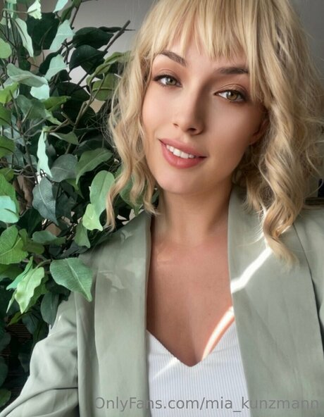 Mia Kunzmann onlyfans model images