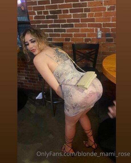 Blonde Mami Rose onlyfans photos