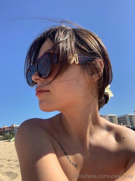 Vixy Pixy onlyfans striptease