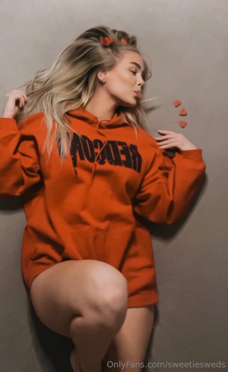 Sweetiesweds onlyfans strip tease