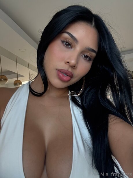 Miafrancis desnuda onlyfans