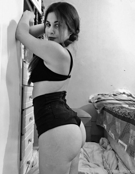 selitobaby onlyfans strip tease