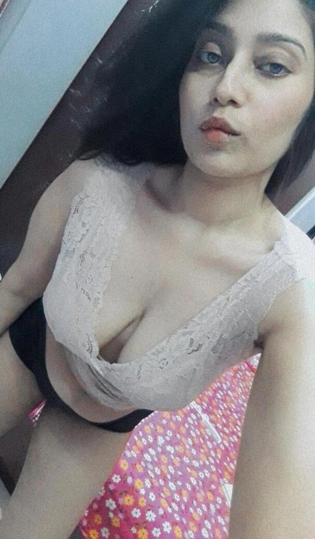 farihapriyam onlyfans picture