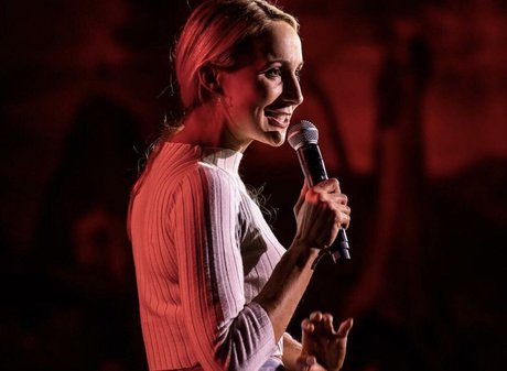 Nikki Glaser onlyfans pictures