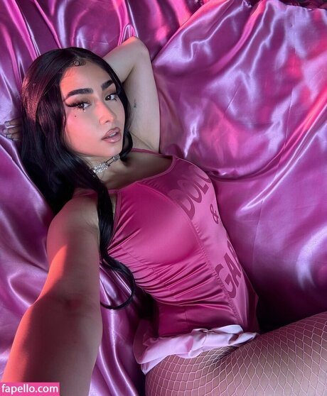 Paloma Mami onlyfans striptease