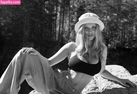 Laura Oganessian onlyfans model photo