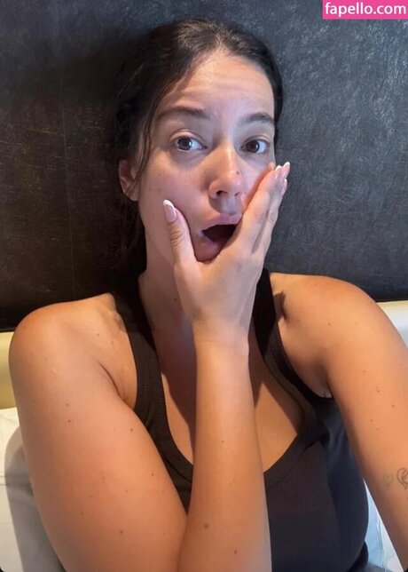 Pelin Akil onlyfans model photos