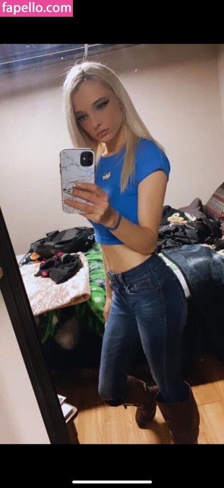 Kelly Lyn onlyfans leaks.