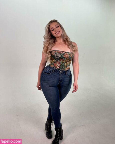 Grace Kinstler leaked onlyfans.