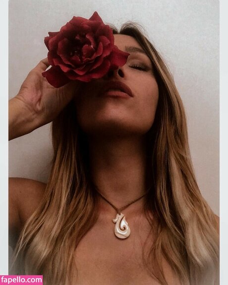 Tslanaxoxo nude onlyfans leak