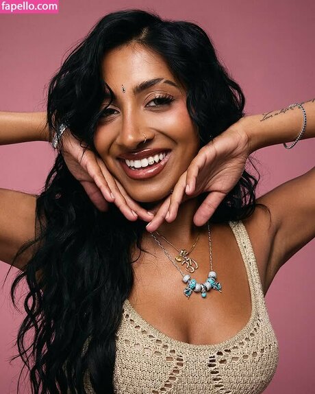 Lara Raj onlyfans leajs