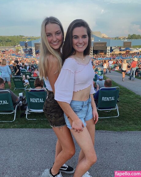 Sydney Thomas onlyfans model