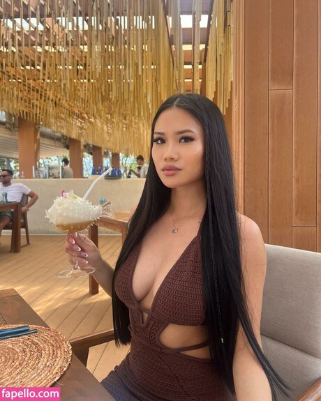 Krisha Soria onlyfans striptease