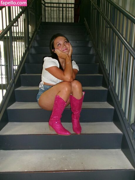 Izzy Moreno onlyfans images