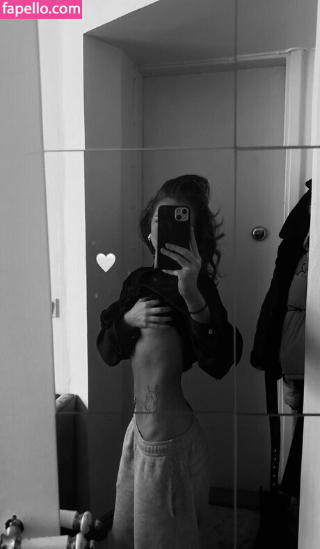 Neea Kuosmanen topless onlyfans