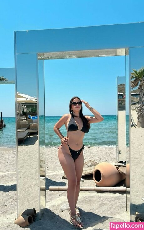 sseliingn onlyfans model photo