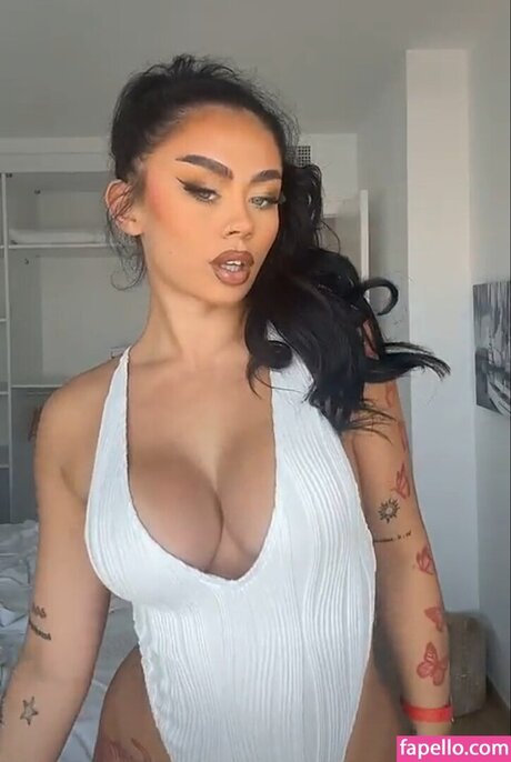 Elley Davies naked only fans