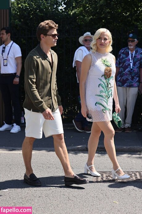 Pixie Lott feet onlyfans