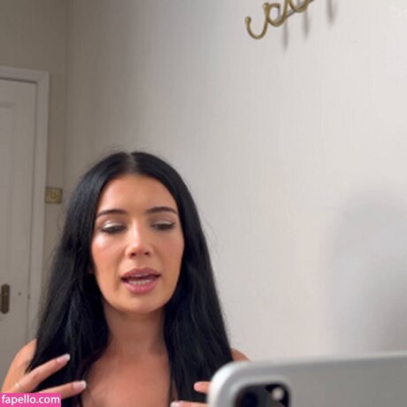 Tatti Roana strip onlyfans