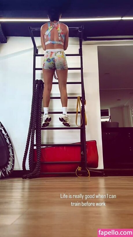 Carolina Oliveira onlyfans leak ass